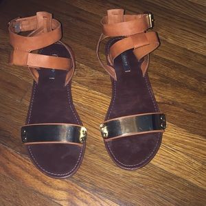 Forever 21 Tan with Gold hardware sandals 🧡💛